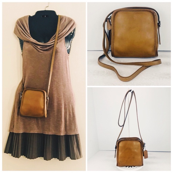 Coach Handbags - Coach Vintage Tan Leather Bellini Camera Case Hobo
